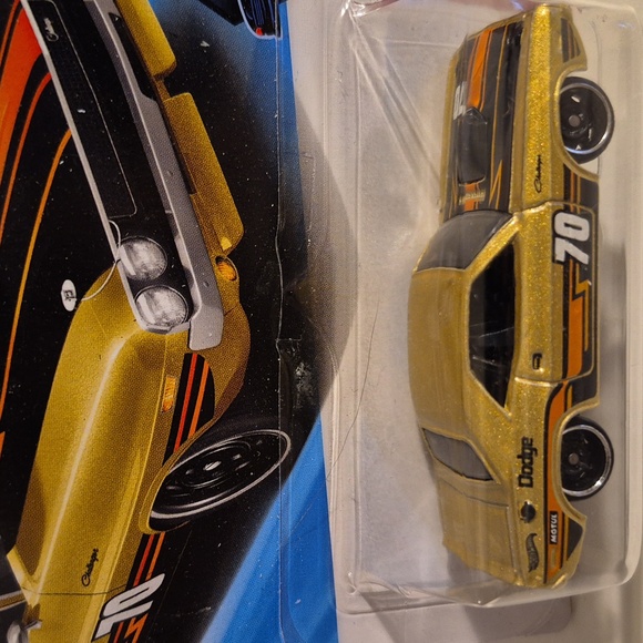 D5 Hot Wheels 70 Dodge Challenger Hemi with shipping protector - Picture 2 of 3